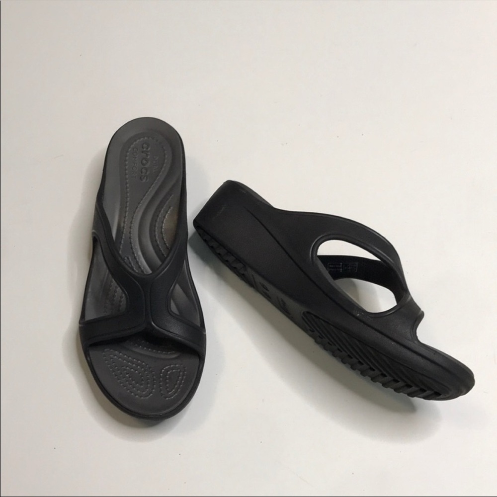 CROCS Sanrah low wedge heel in black/gray sz 8